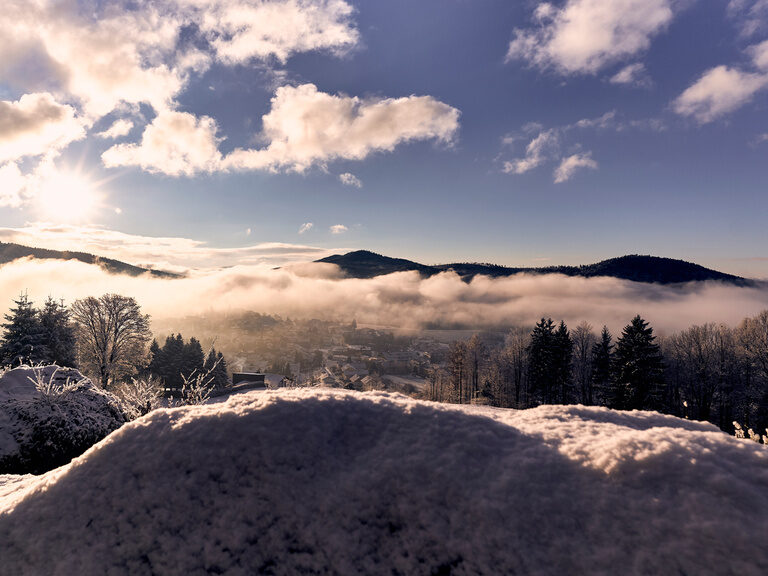 Der Bayerwald zeigt sein winterliches Gesicht mit einem Schnee bedeckten Gipfel und Wolken.
