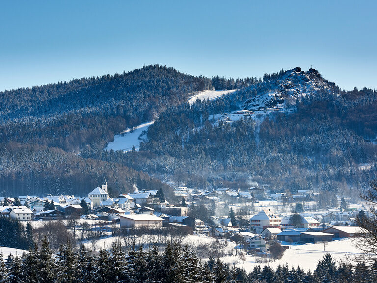 Der winterliche Silberberg in Bodenmais erstreckt sich in der Landschaft des Bayerwaldes